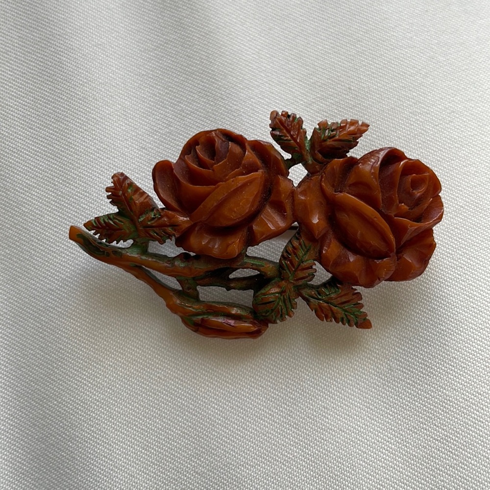 Vintage 1940s Bakelite brooch with roses